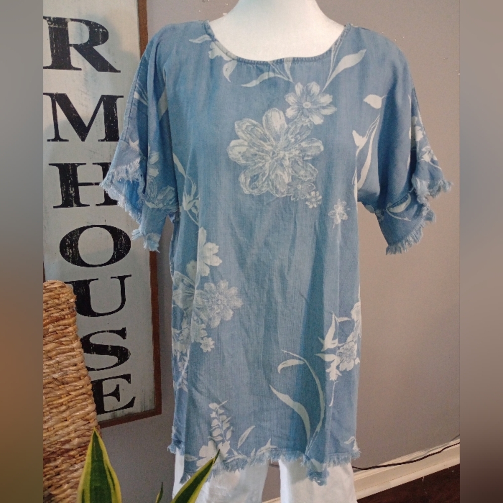 Chambray Floral Raw Hem High Low Top Size Medium by Tru Luxe Jeans